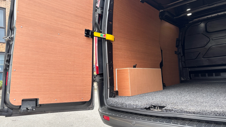 Ford Transit Custom 300 L2 Diesel Fwd 2.0 EcoBlue 170ps Low Roof Limited Van Auto